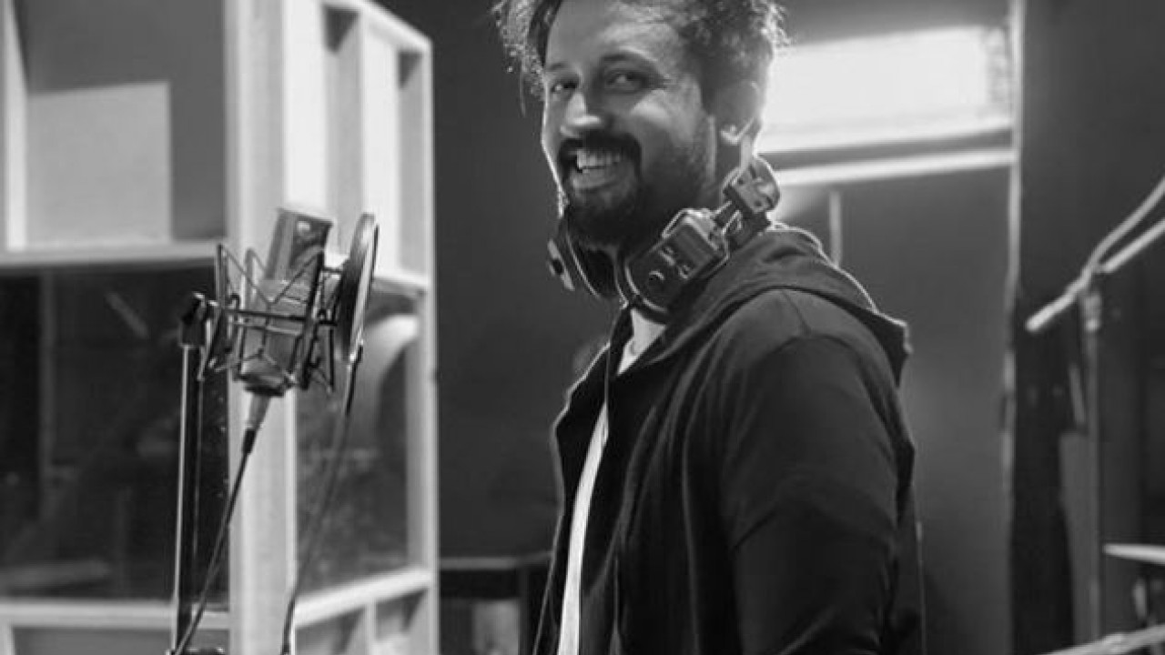 Atif Aslam publicizes first-ever TV debut in Sang-e-Mah serial