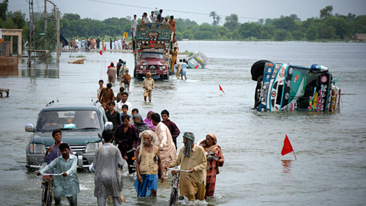 سیلاب متاثرین نے سیہون میں نجی مقام پر چھپائے گئے امدادی سامان پر ہلہ بول دیا