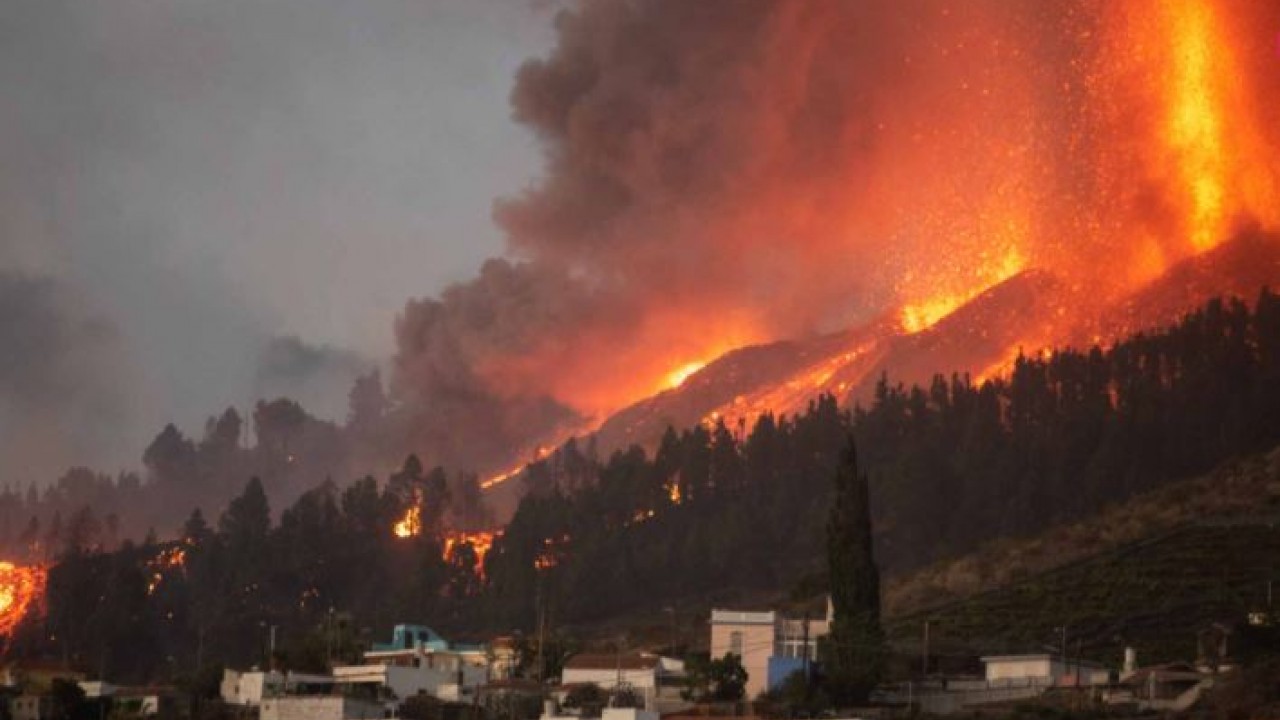 Volcano eruption: Lava pours out in Spain's Canary Islands for first time in 30 years