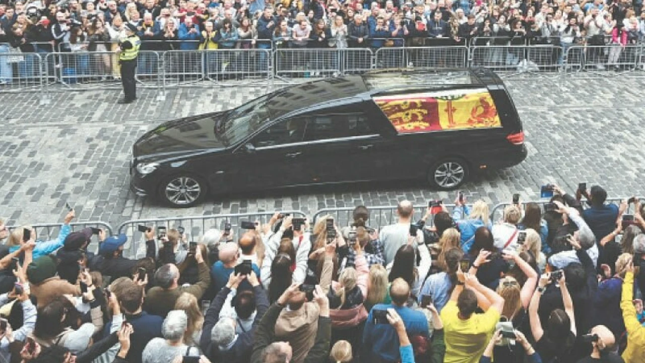 Queen’s coffin arrives in Edinburgh on solemn final journey