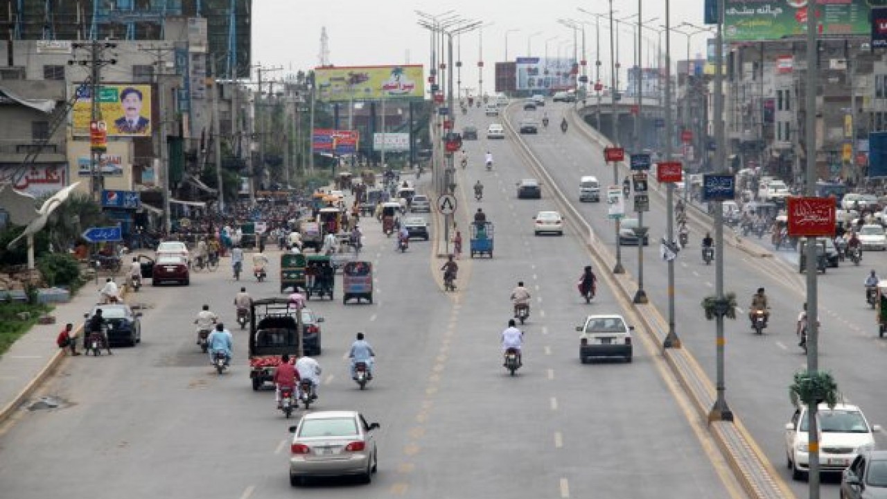 Robbers loot gold ornaments from family