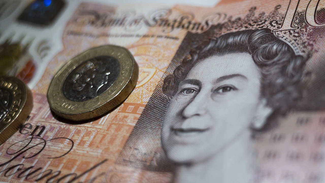 British pound drops, bonds sink after govt announces tax cuts