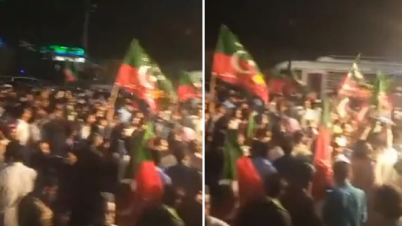 کراچی: عمران خان کے وارنٹ جاری ہونےکیخلاف پی ٹی آئی کارکنان کا شارع فیصل پر احتجاج