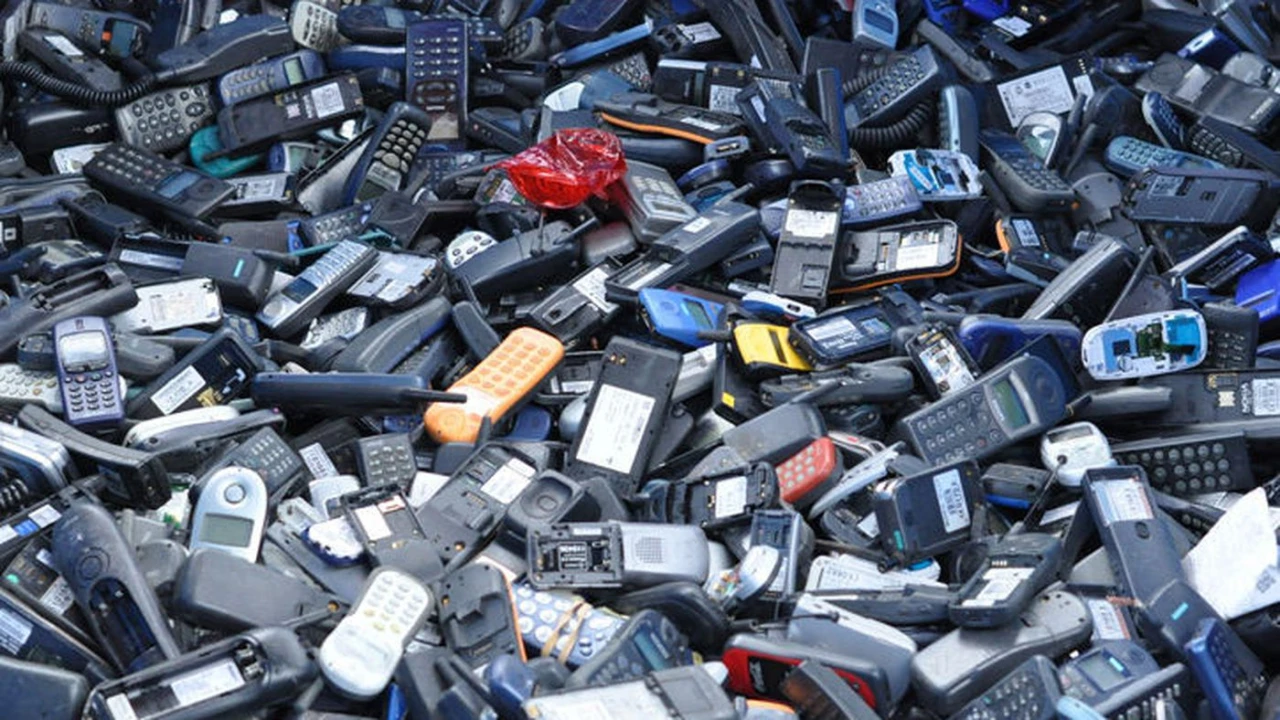 5.3bn cell phones to be discarded, stashed away in 2022: report