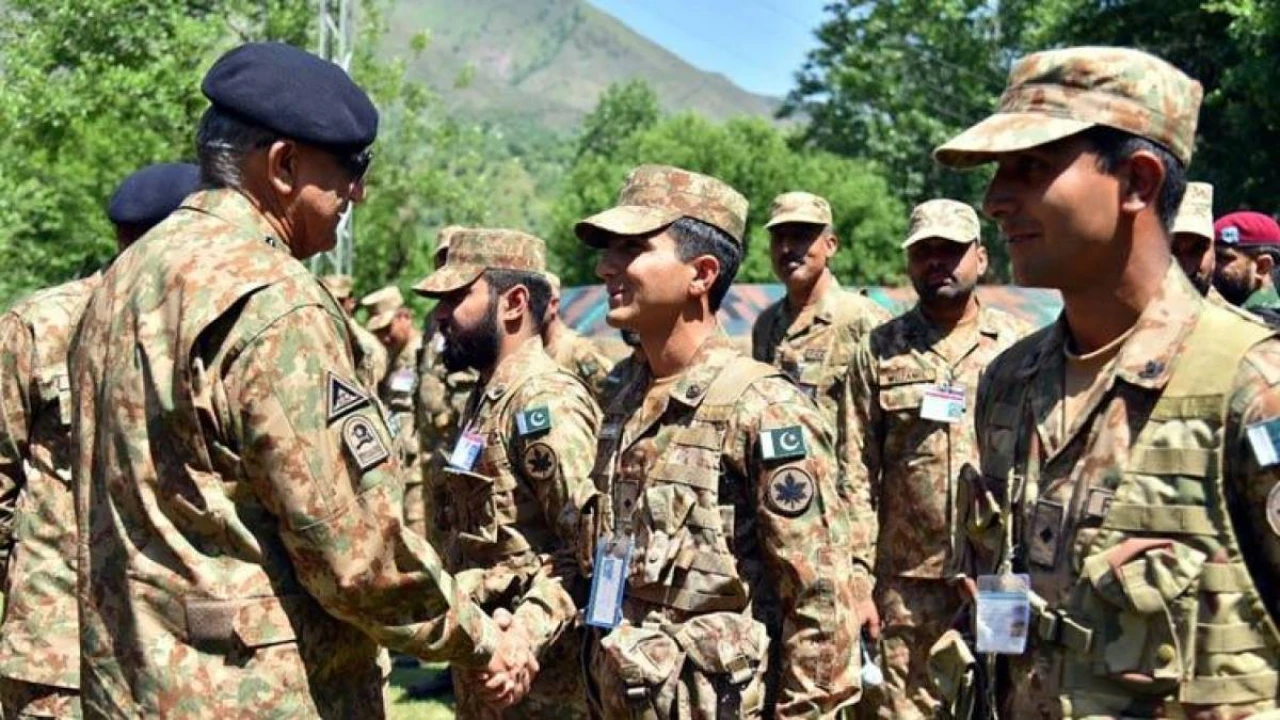 Army chief Bajwa visits troops at Nauseri sector along LoC