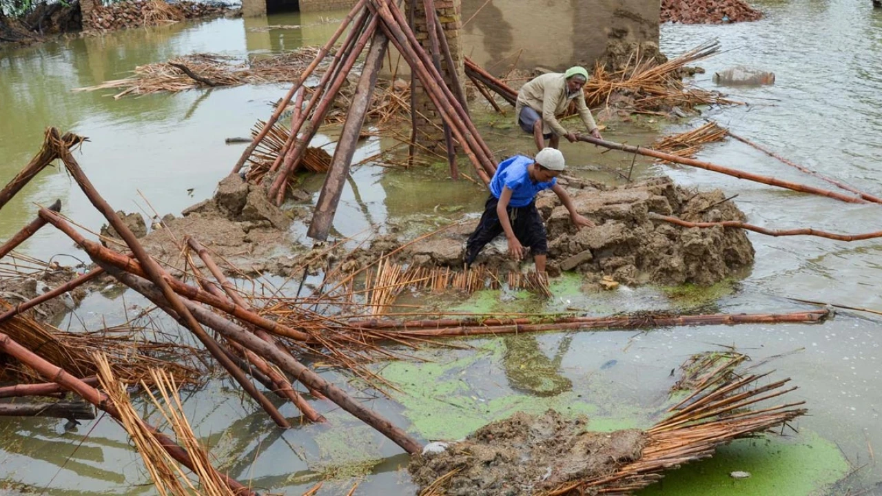 Ethiopian Ambassador distributes relief items to flood affectees 