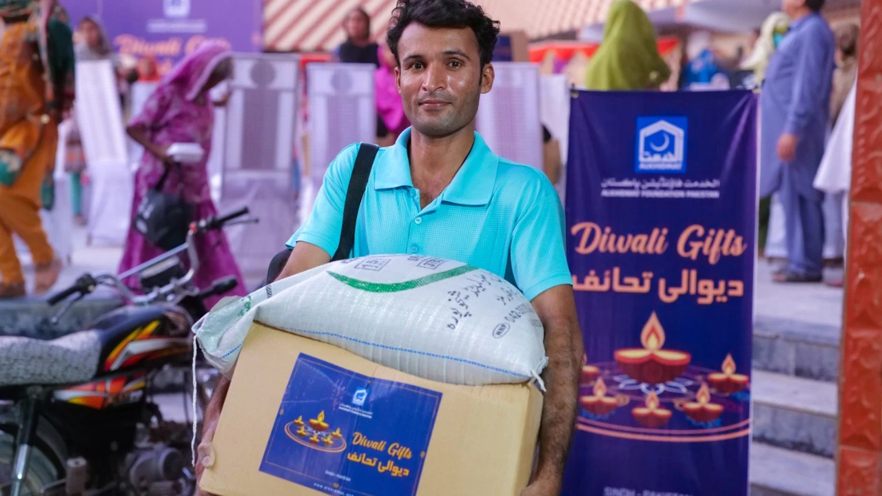 Alkhidmat distributed Diwali gifts among 500 flood-hit Hindu families in Sukkur