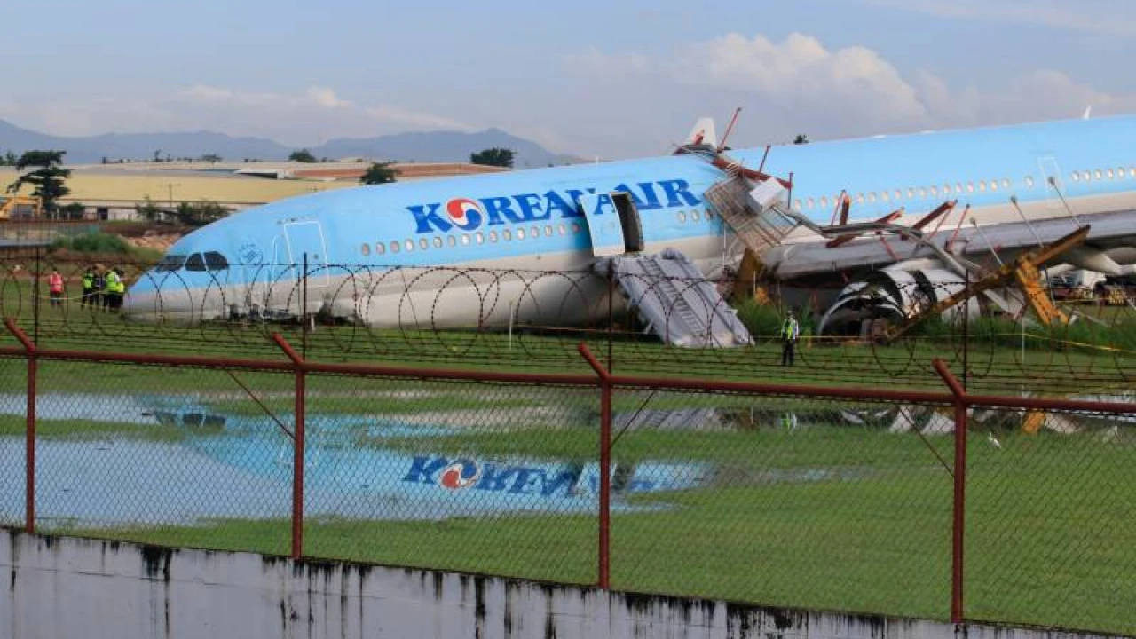 Korean Air plane skids off runway in Philippines