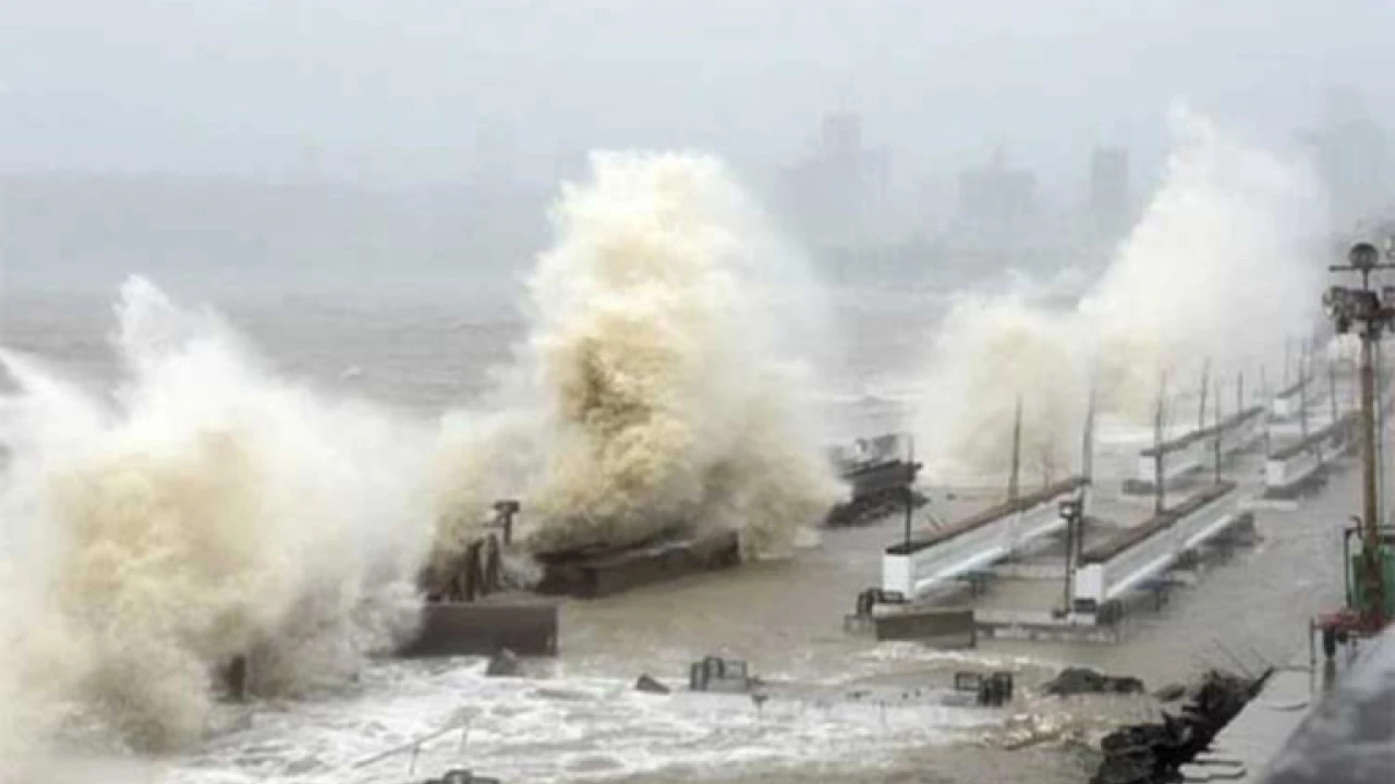 Cyclone lashes Bangladesh killing 24 people