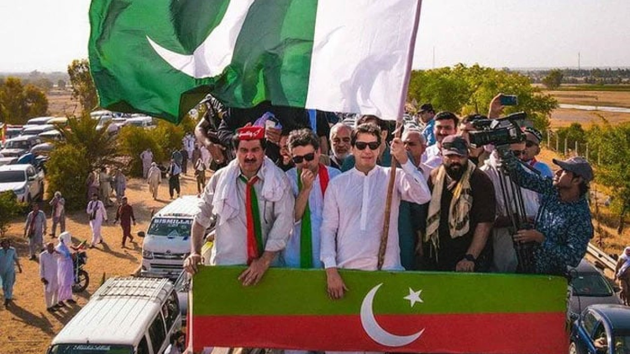 پی ٹی آئی لانگ مارچ، عمران خان کے لیے 40 فٹ لمبا کنٹینر تیار