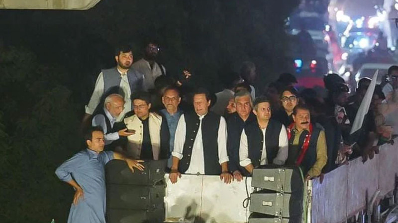 جو بھی ان چوروں کا ساتھ دے گا عوام کا سمندر اس کو بہا کر لے جائے گا،عمران خان