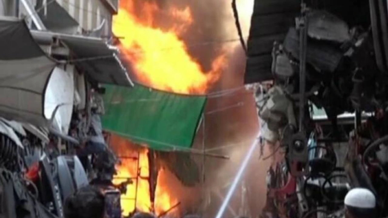 Three injured in Shershah Kabari market fire: Karachi