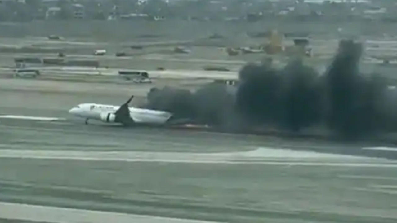 مسافر طیارہ ٹیک آف کے دوران فائر انجن سے ٹکرا گیا،  2  افراد ہلاک