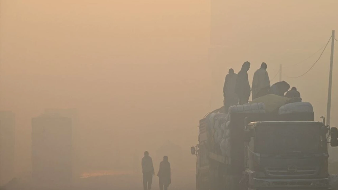 Lahore markets, restaurants to close by 10pm as smog worsens