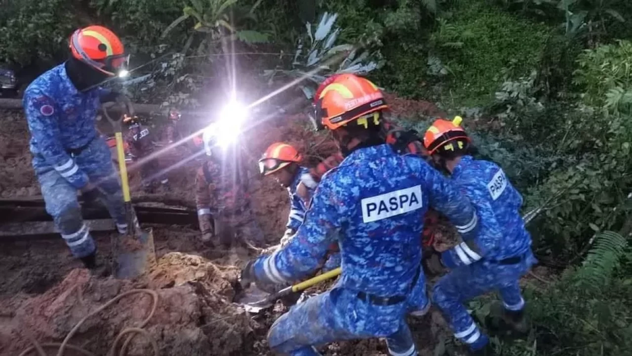 Malaysia: Eight killed, dozens missing after landslide in campsite