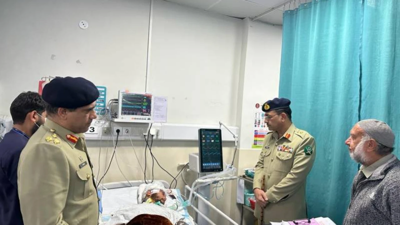 COAS meets officers, soldier injured in Bannu Operation at CMH