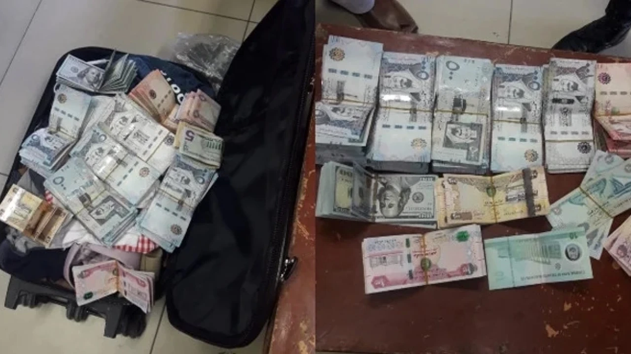 Bid to smuggle foreign currency foiled at Karachi airport