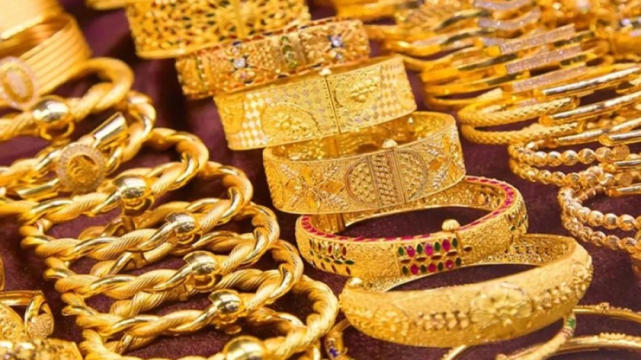 Gold glitters, price surges Rs3,300 per tola in Pakistan