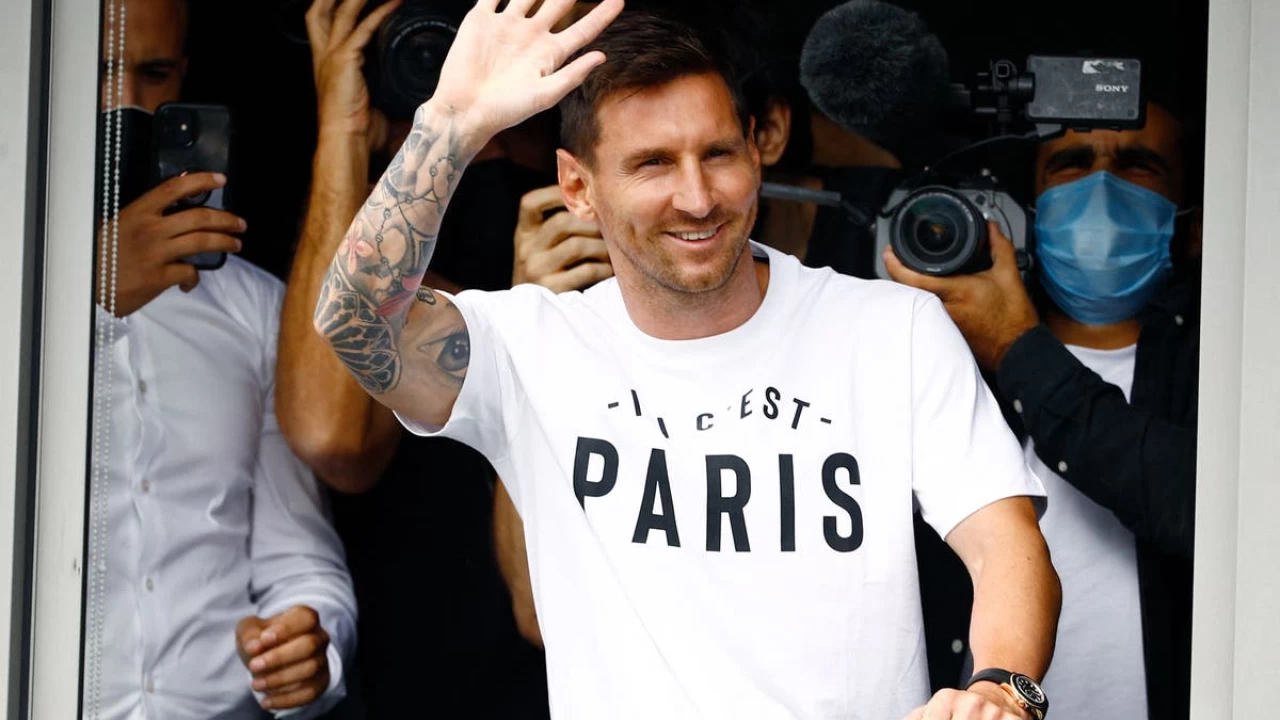 Soccer legend Messi reaches Paris to finalise move to PSG