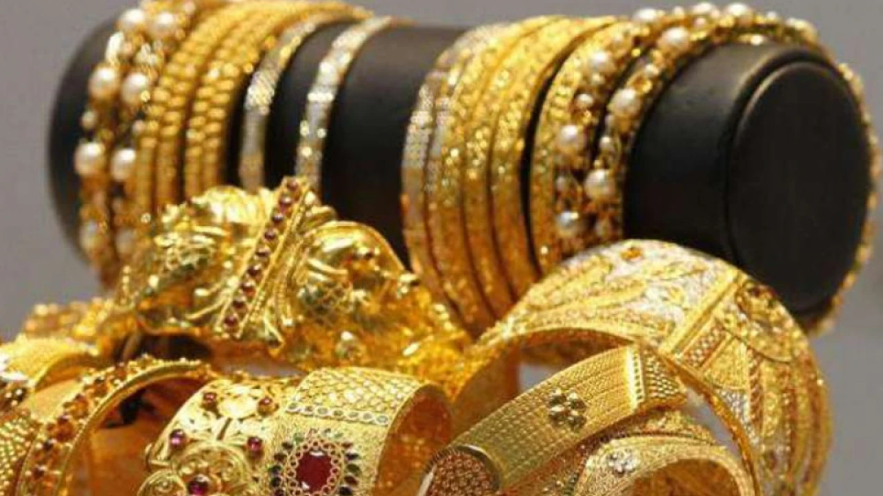 Gold price falls by Rs2800 per tola in Pakistan