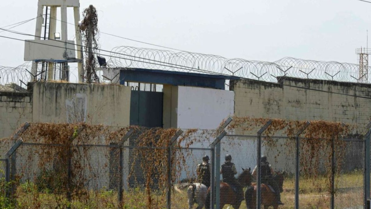 Ecuador to pardon thousands after 118 die in worst-ever prison riot