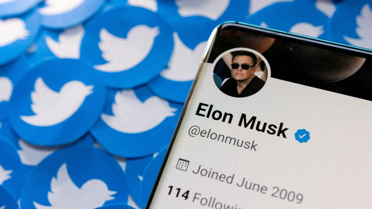 Musk says higher priced Twitter subscription won't carry ads