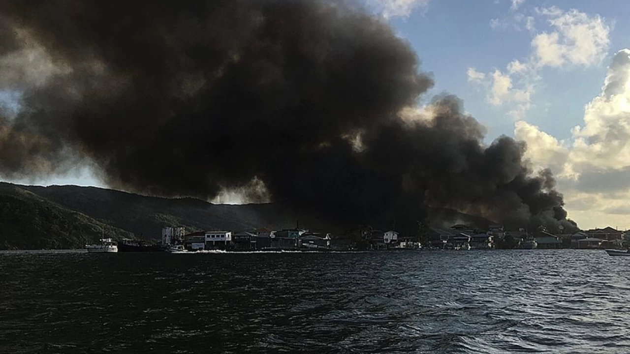 Major fire ravages Honduran Resort Island; destroys 210 buildings 