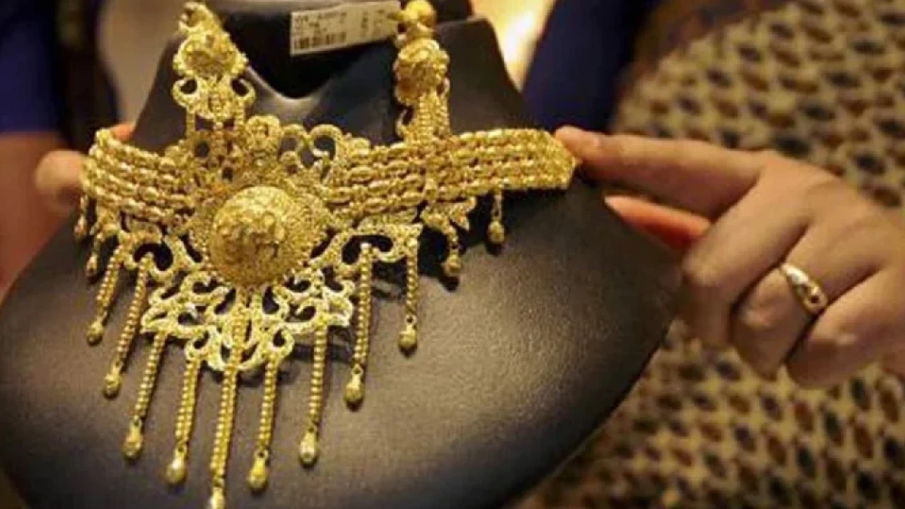 Gold gains Rs6500 per tola in Pakistan despite dip in int'l prices