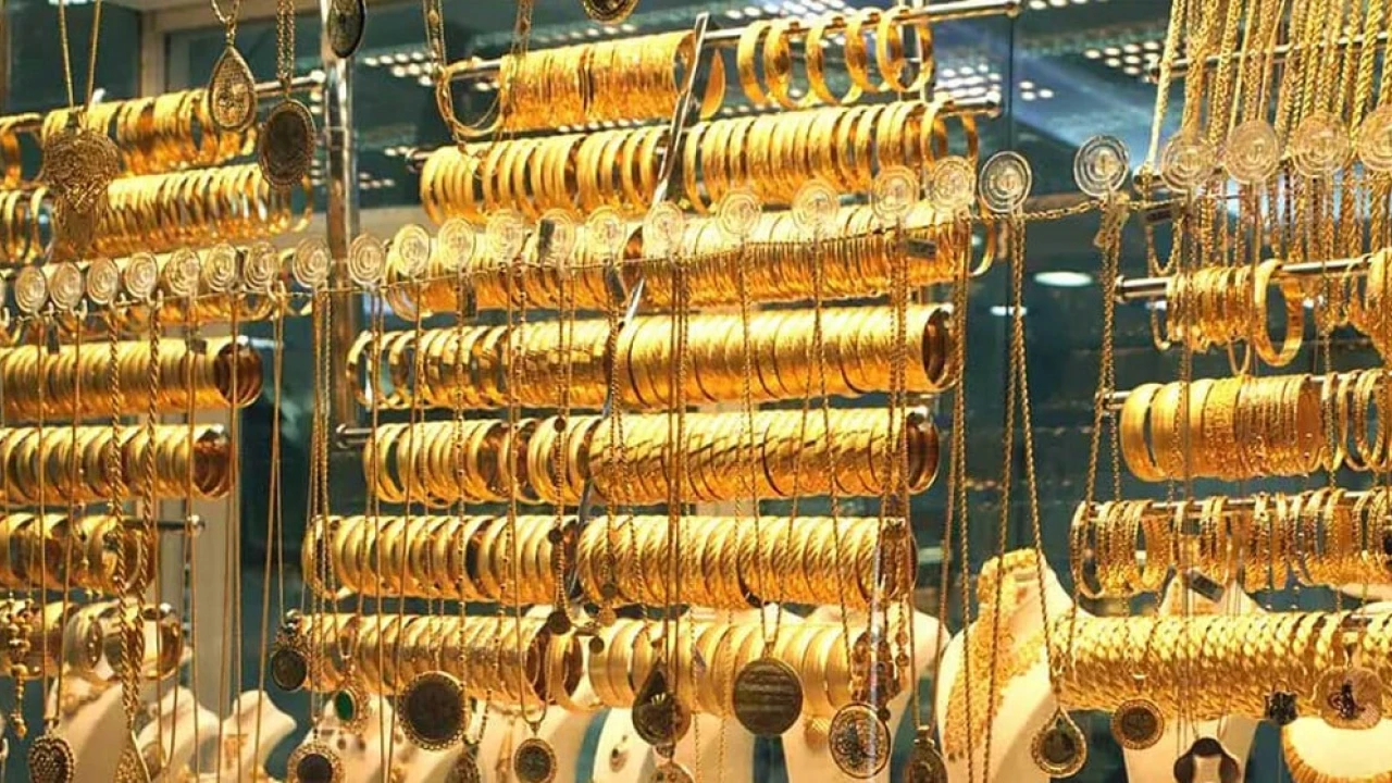Gold per tola price goes up by Rs1500