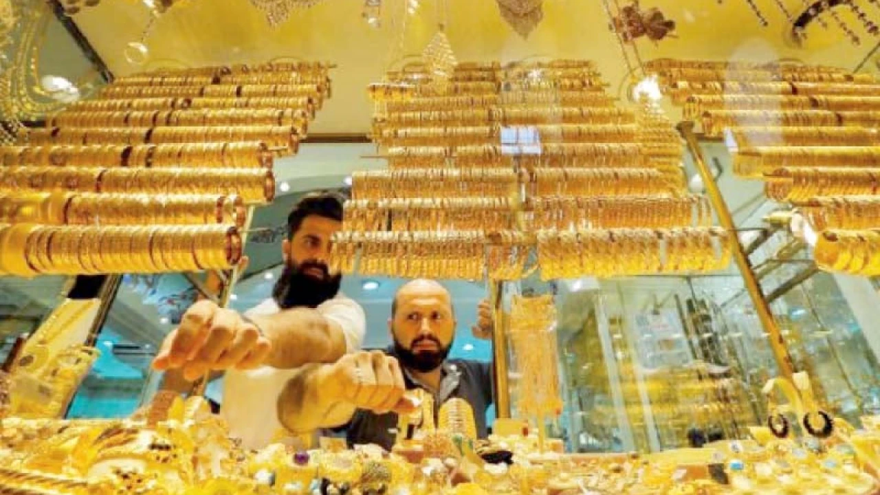Gold price decreases by Rs4, 000 per tola in Pakistan