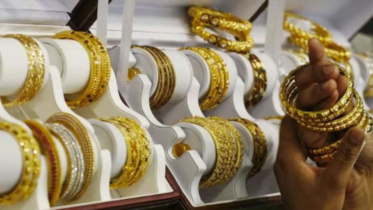 Gold price continues to fall in Pakistan