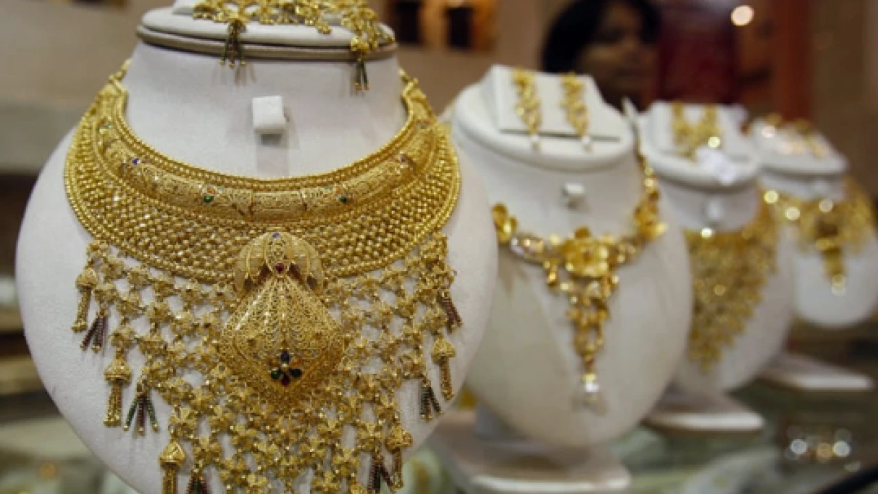 Gold price goes up by 3,300 per tola in Pakistan