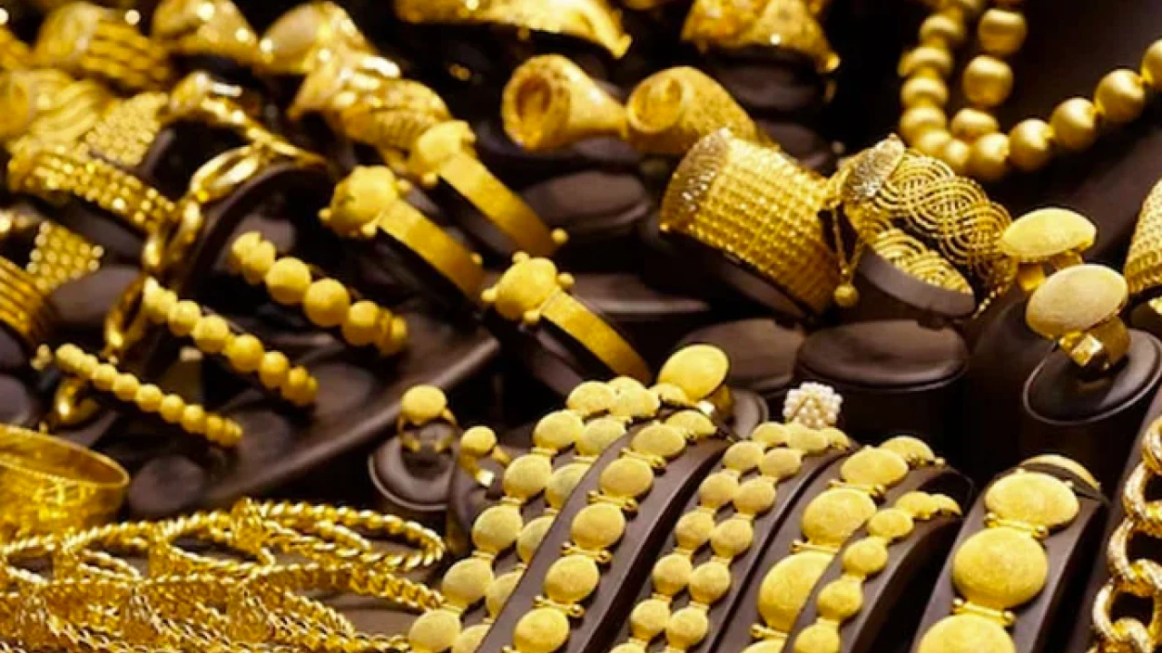 Gold price decreases by Rs800 per tola in local markets