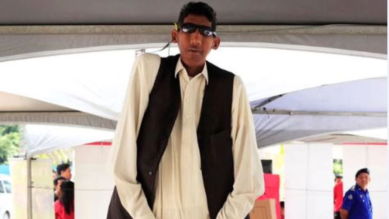 Pakistan’s tallest man Muhammad Ijaz dies at 42