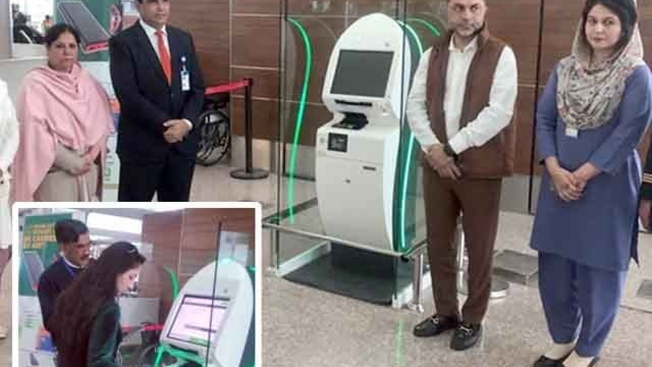 اسلام آباد انٹرنیشنل ائرپورٹ پر مسافروں کی سہولیات کے لیے ’سیلف چیک اِن‘ مشینیں نصب