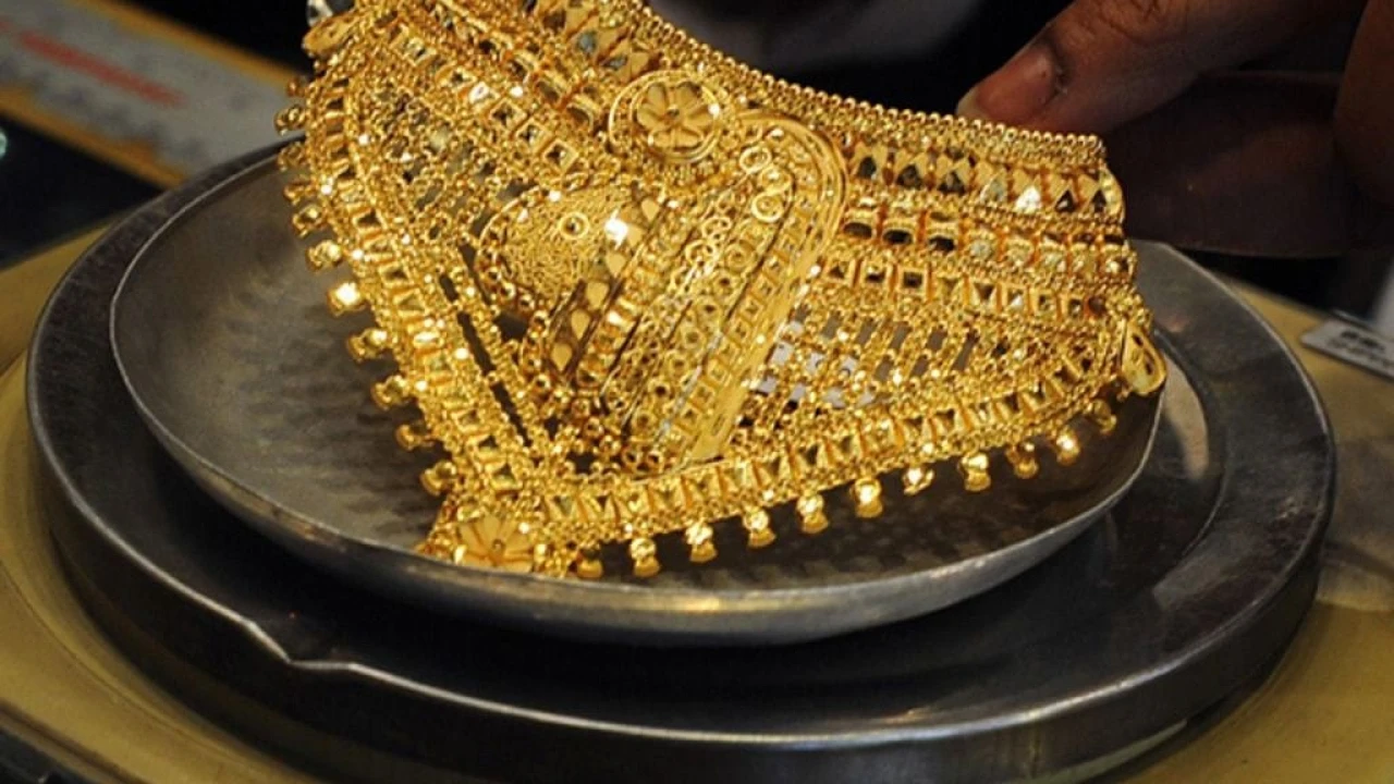 Gold price goes up in Pakistan by 2,700 per tola
