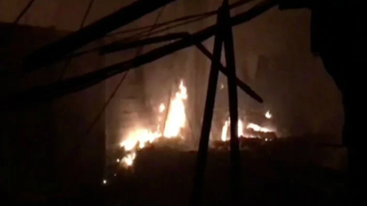 Fire breaks out at vegetable warehouses in Karachi