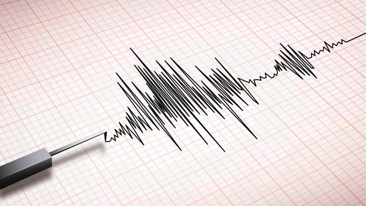 Magnitude 6.5 quake strikes off coast of Alaska