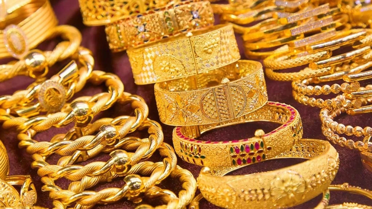 Gold price goes up in Pakistan by Rs700 per tola