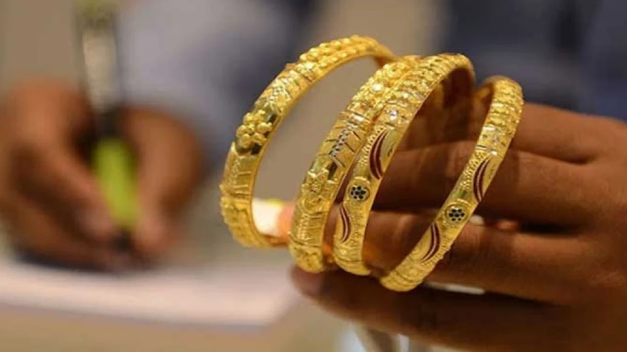 Gold prices decrease by Rs1000 per tola