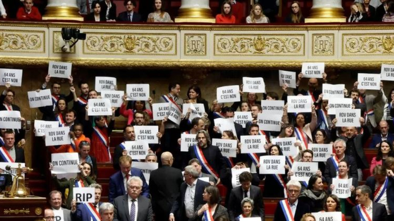 فرانس پنشن اصلاحات: صدر میکرون کی حکومت عدم اعتماد کے ووٹ سے بچ گئی