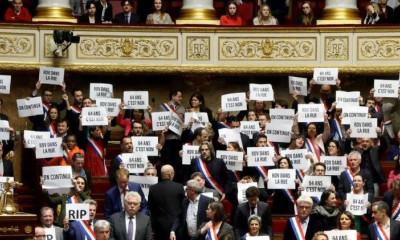 فرانس پنشن اصلاحات: صدر میکرون کی حکومت عدم اعتماد کے ووٹ سے بچ گئی