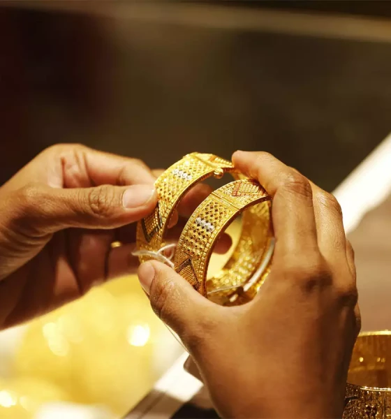 Gold price falls by Rs3100 per tola