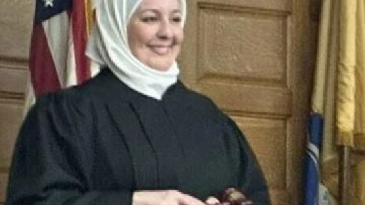 امریکہ کی پہلی با حجاب مسلمان خاتون جج