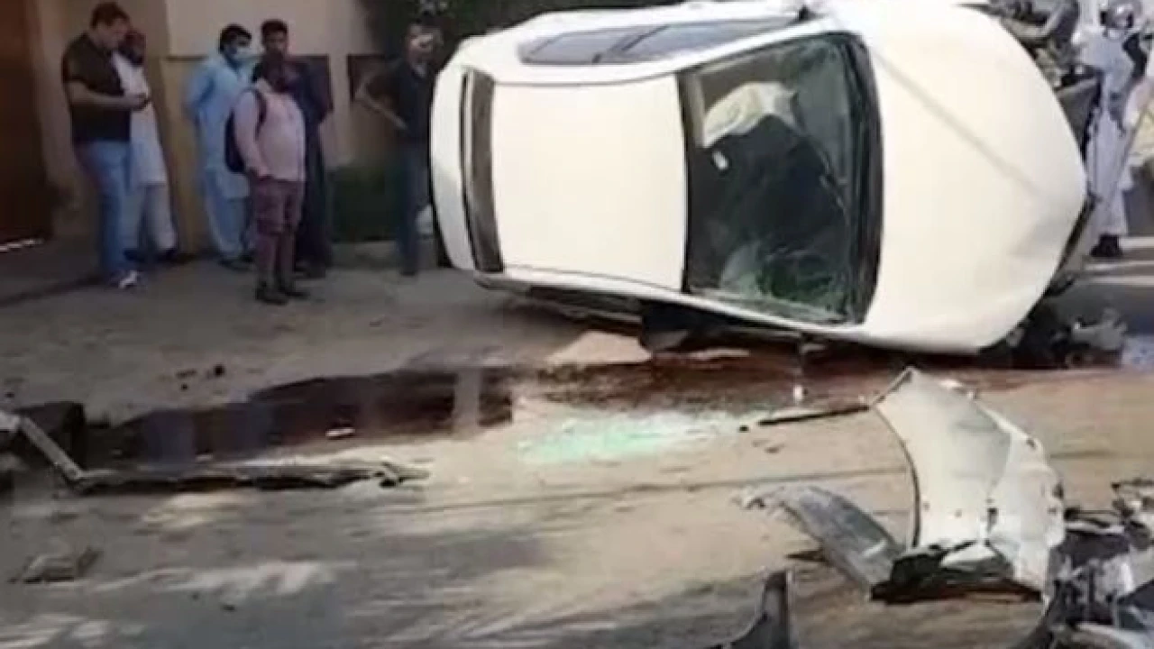 One killed as a car overturns in Karachi