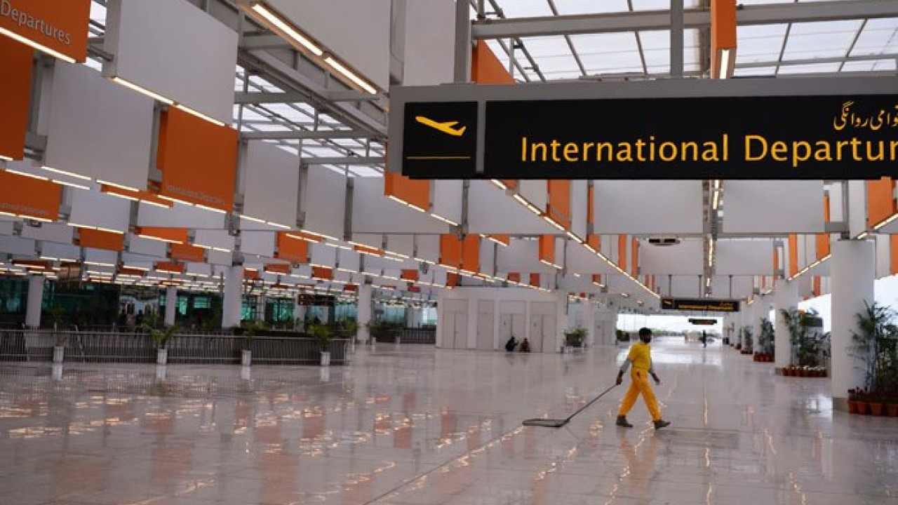 لاہور ائیرپورٹ پر غیر ملکی کارگو طیارہ حادثے سے بال بال بچ گیا
