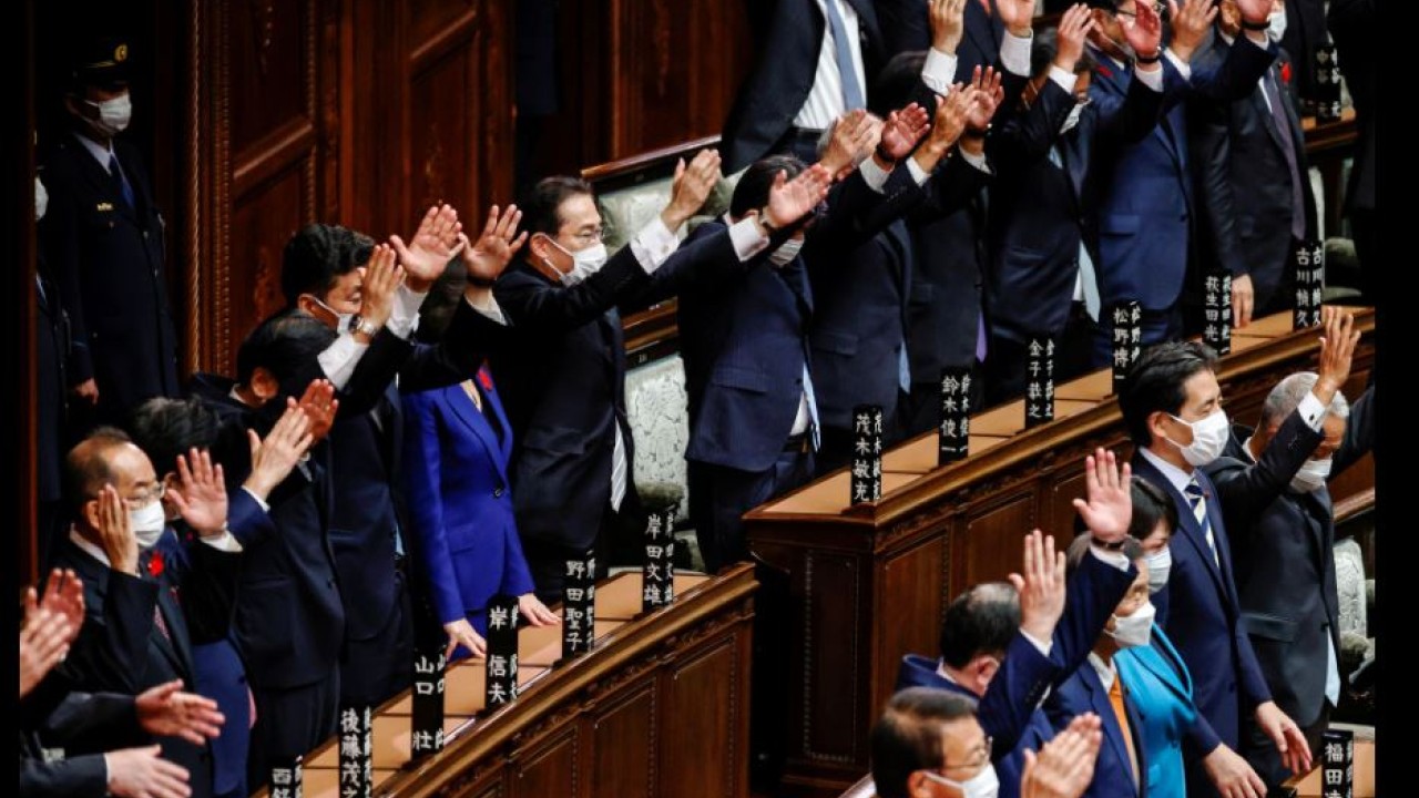 Japan dissolves parliament, sets stage for general election by month end