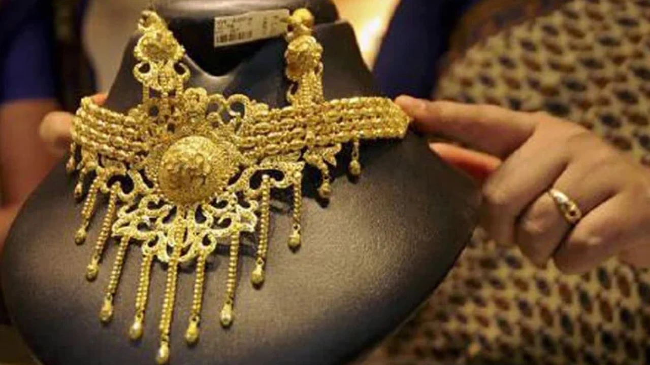 Gold becomes expensive by Rs1200 in Pakistan