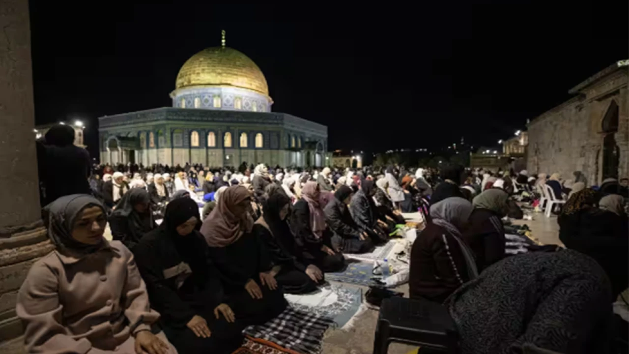 Israeli police attack worshippers at Jerusalem's Al Aqsa Mosque