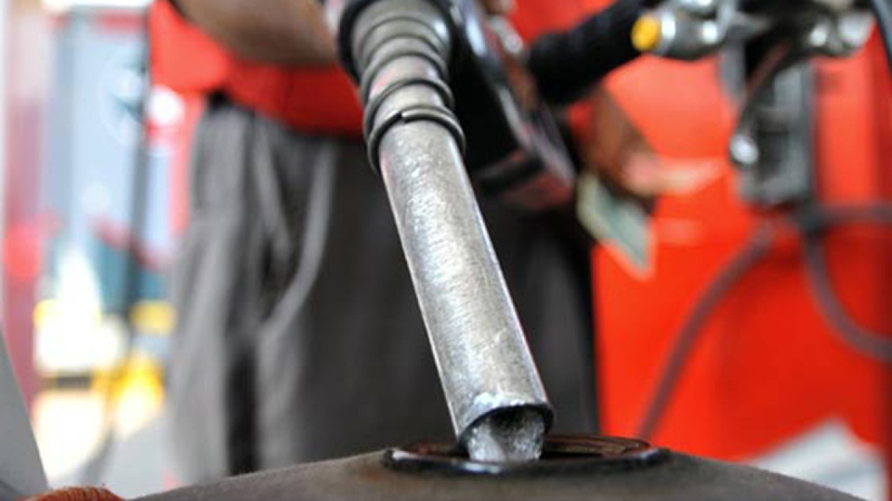 حکومت نے پٹرول کی قیمت میں 10روپے49 پیسے فی لٹر اضافہ  کردیا